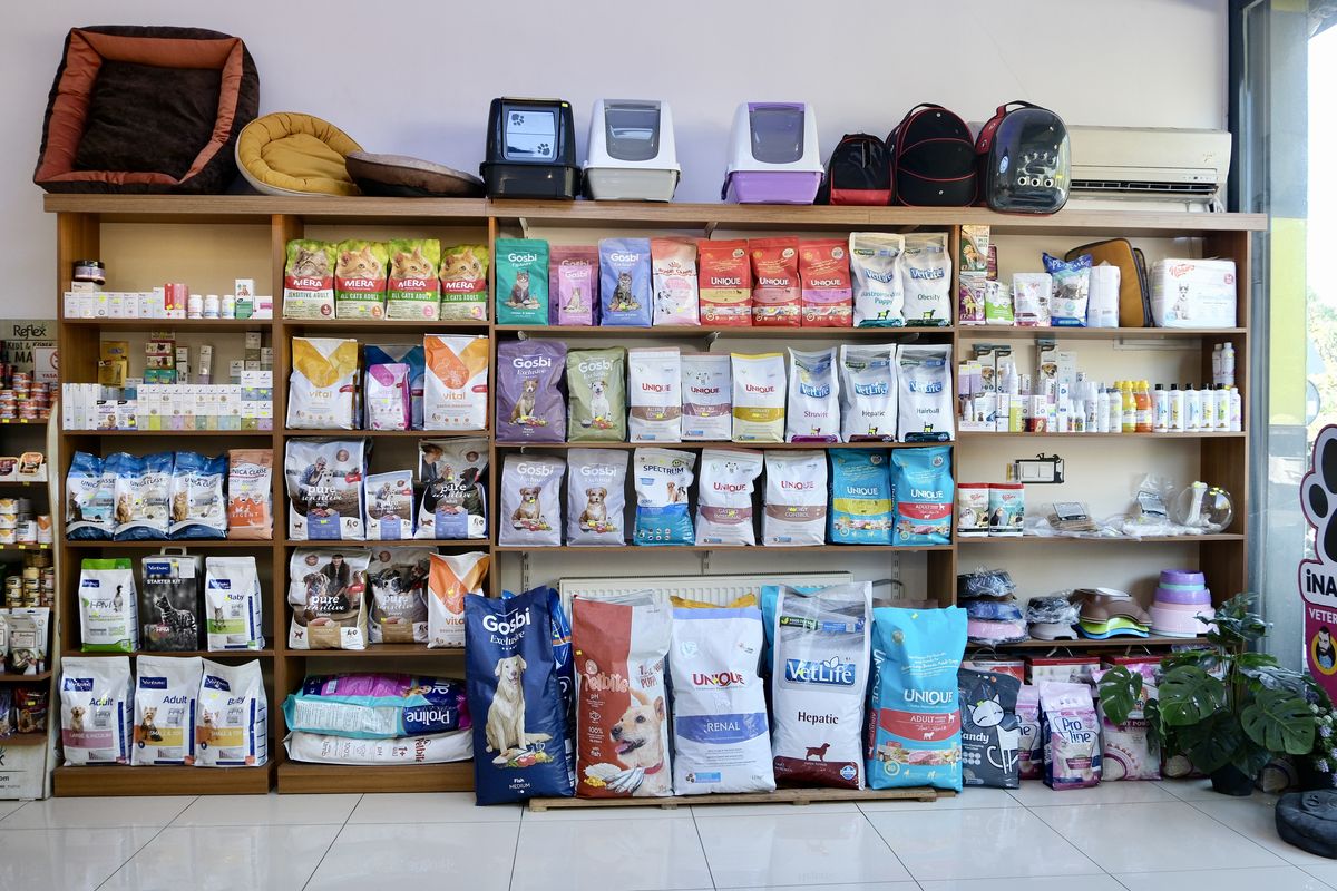 Petshop bölümündeki mama ve bakım ürünleri rafları