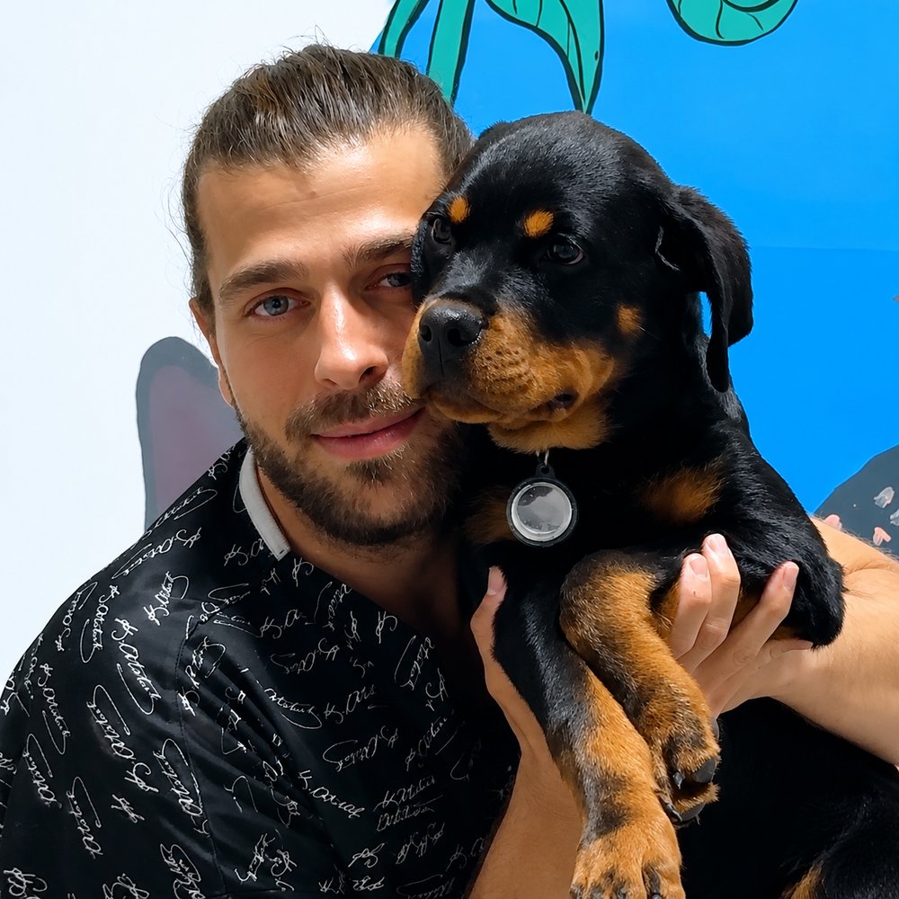 Vet. Hek. Tugay İnanoğlu kucağında rottweiler yavrusuyla
