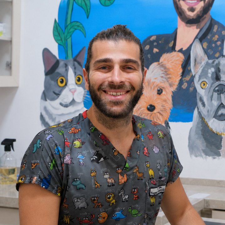 Vet. Hek. Tugay İnanoğlu, İnanoğlu Veteriner Kliniği muayene odasında